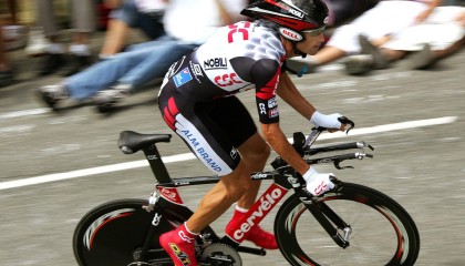 Kaiyun官方登录入口-瑞士守门员戴滑雪镜上场，时尚感满分，瑞士足球守门员