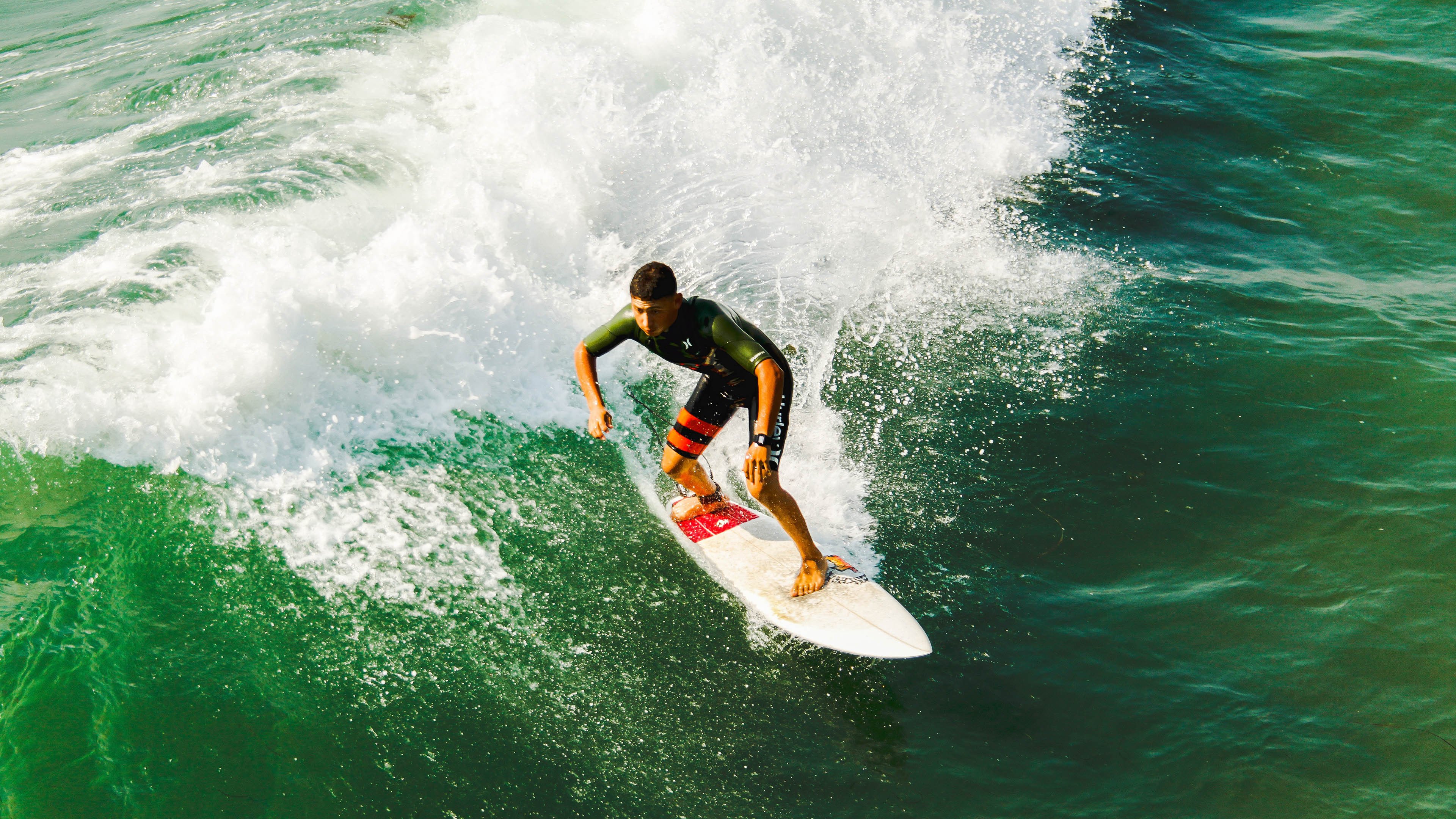 英超：曼城客场2-1逆转利物浦，争冠战线再起波澜，2019年英超曼城vs利物浦2比1